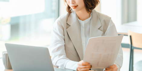 資料を手に説明する女性講師